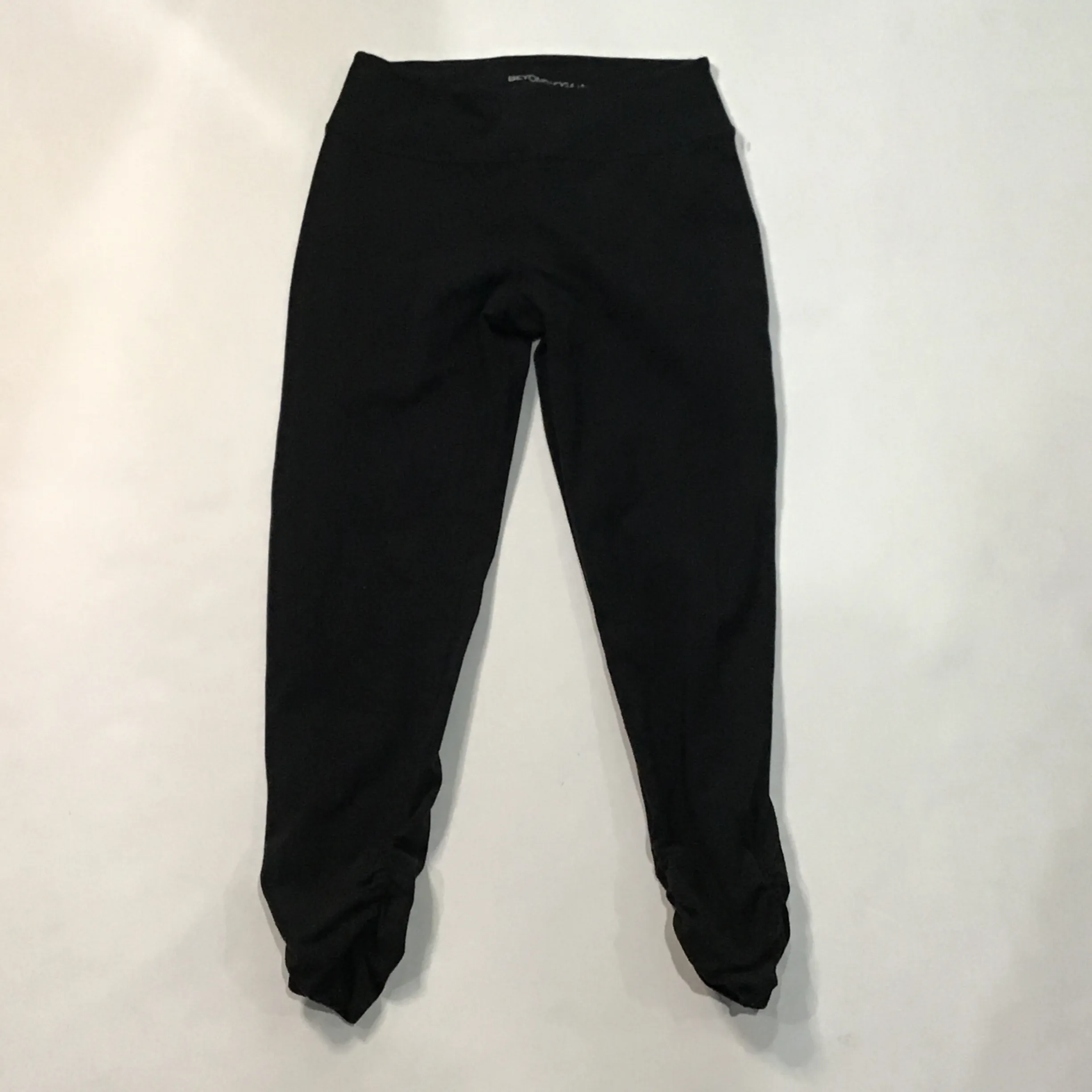 BEYOND YOGA Black Ruched Bottom Capri Leggings Size M