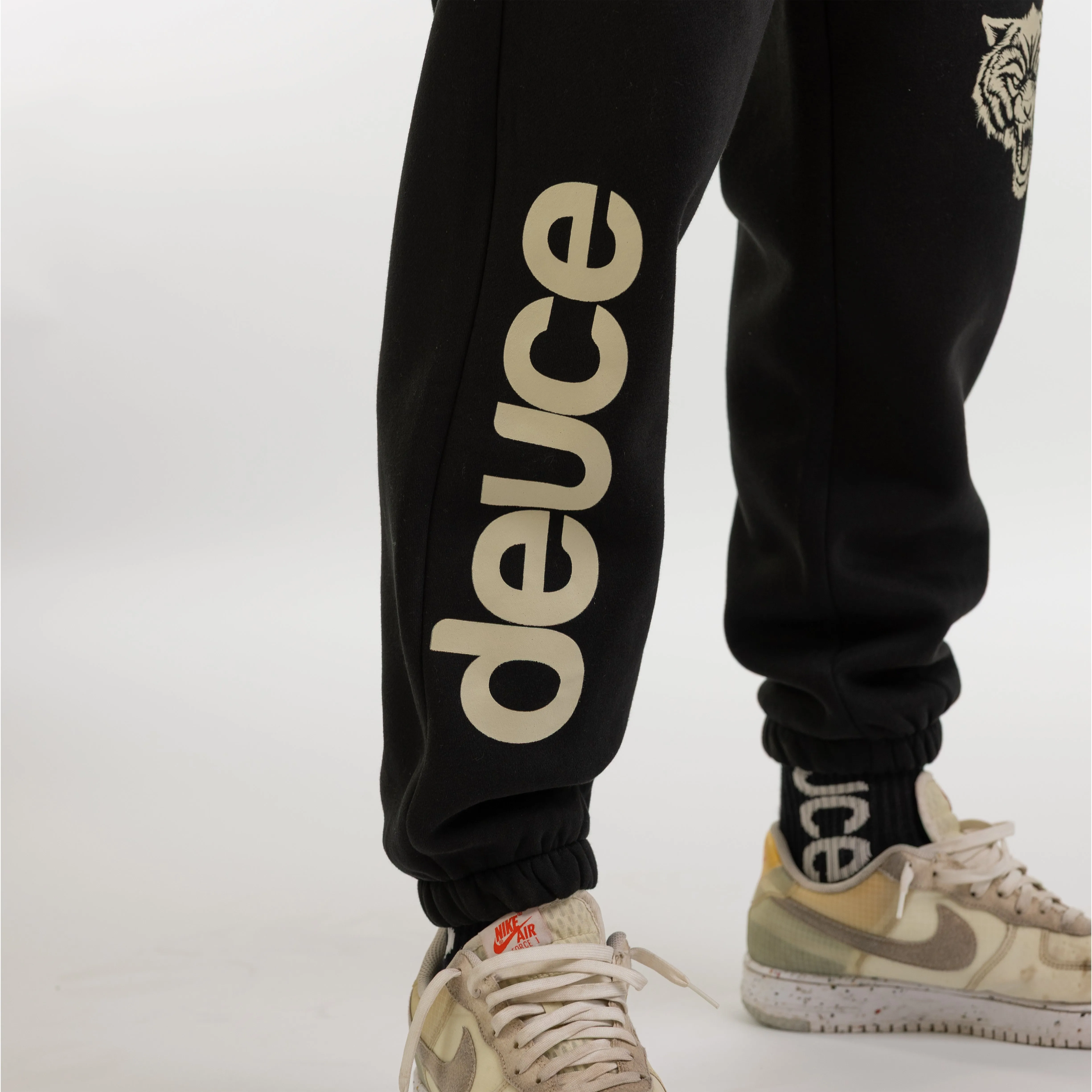DEUCE UNDERDOG MENTALITY SWEATPANTS | Black