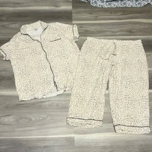 Knix PJ set short sleeve and Capri length pants size XXXL
