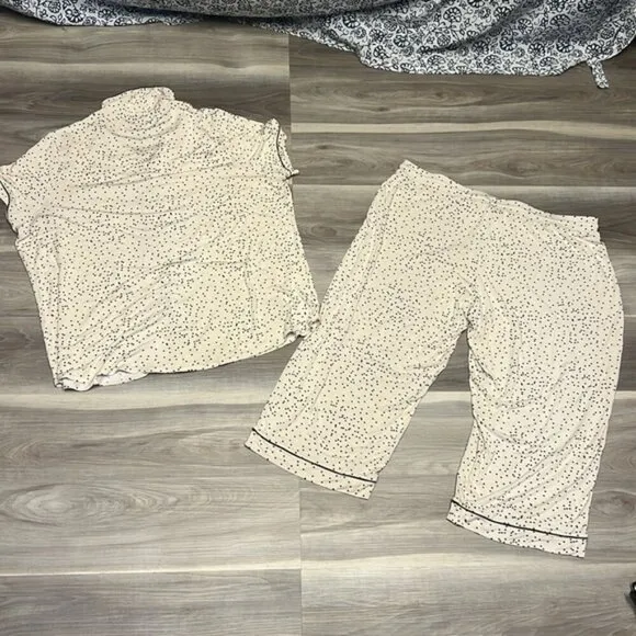 Knix PJ set short sleeve and Capri length pants size XXXL