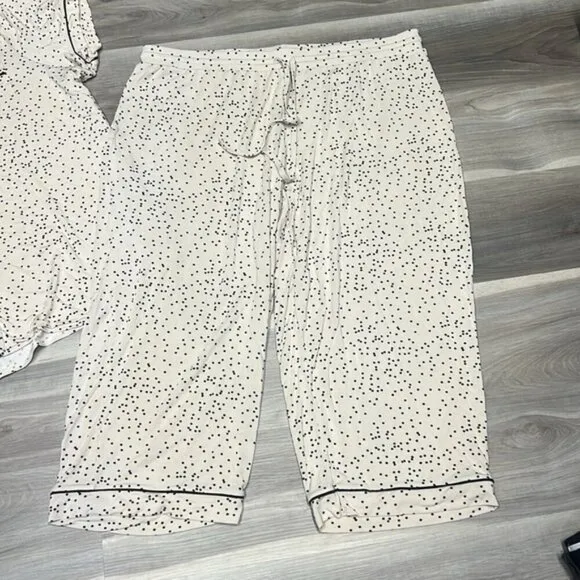 Knix PJ set short sleeve and Capri length pants size XXXL