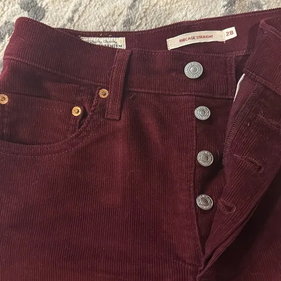 LEVI’S PREMIUM RIBCAGE STRAIGHT ANKLE CORDUROY PANTS