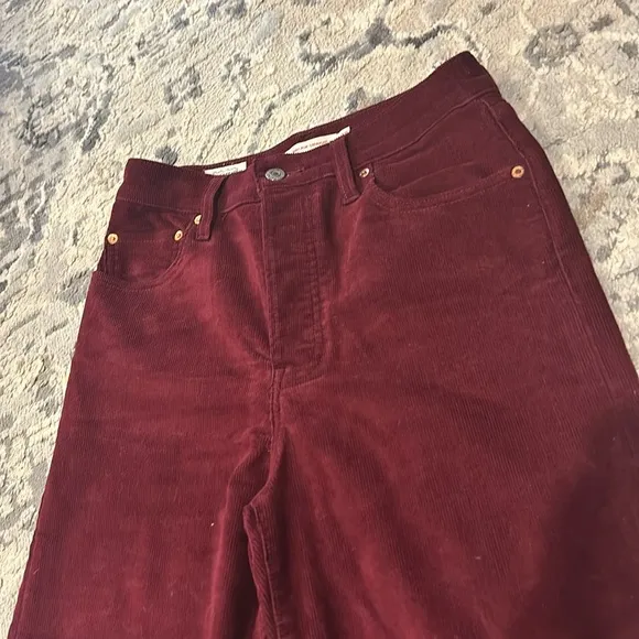 LEVI’S PREMIUM RIBCAGE STRAIGHT ANKLE CORDUROY PANTS