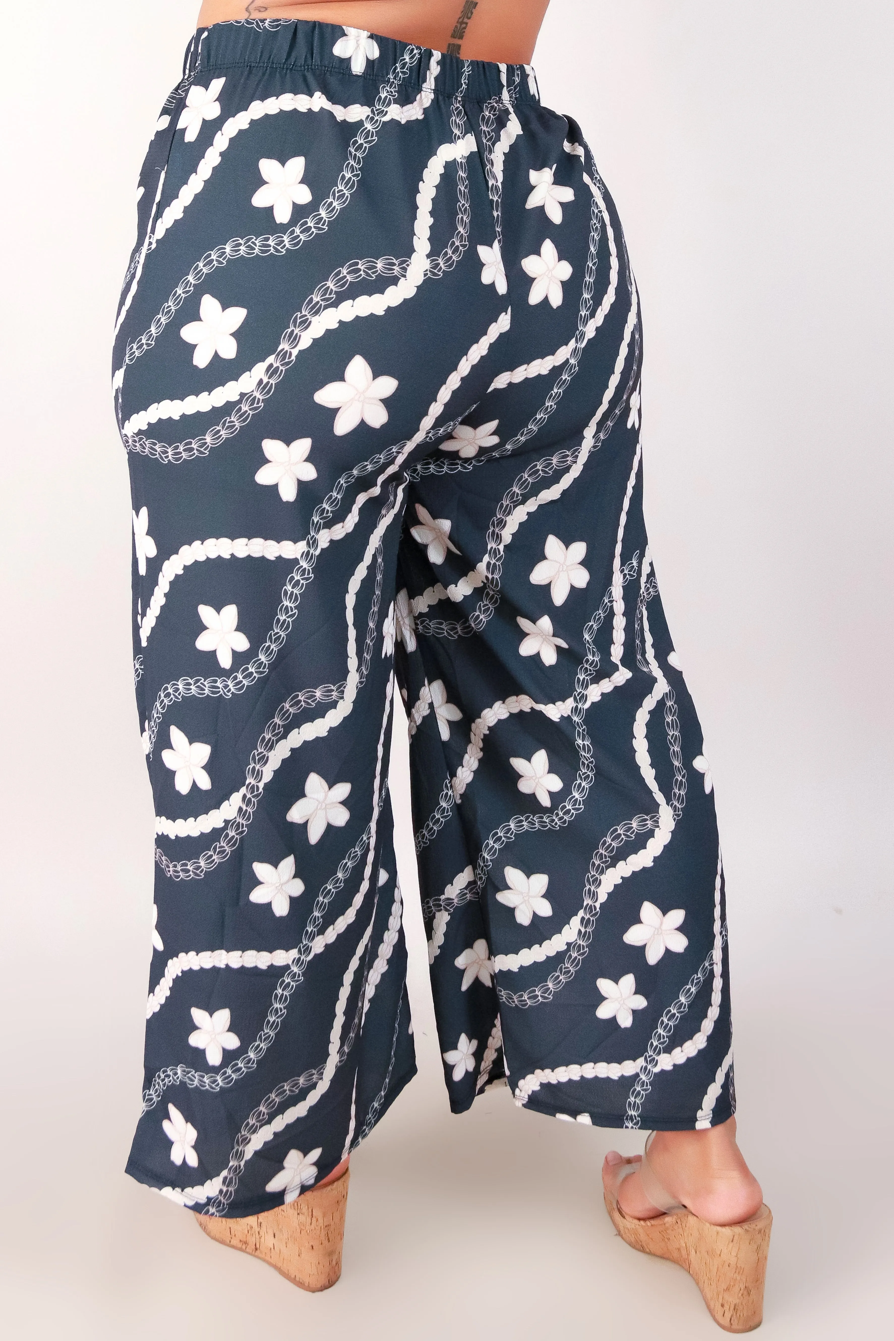 PIKAKE PLUMERIA CAPRI PANTS