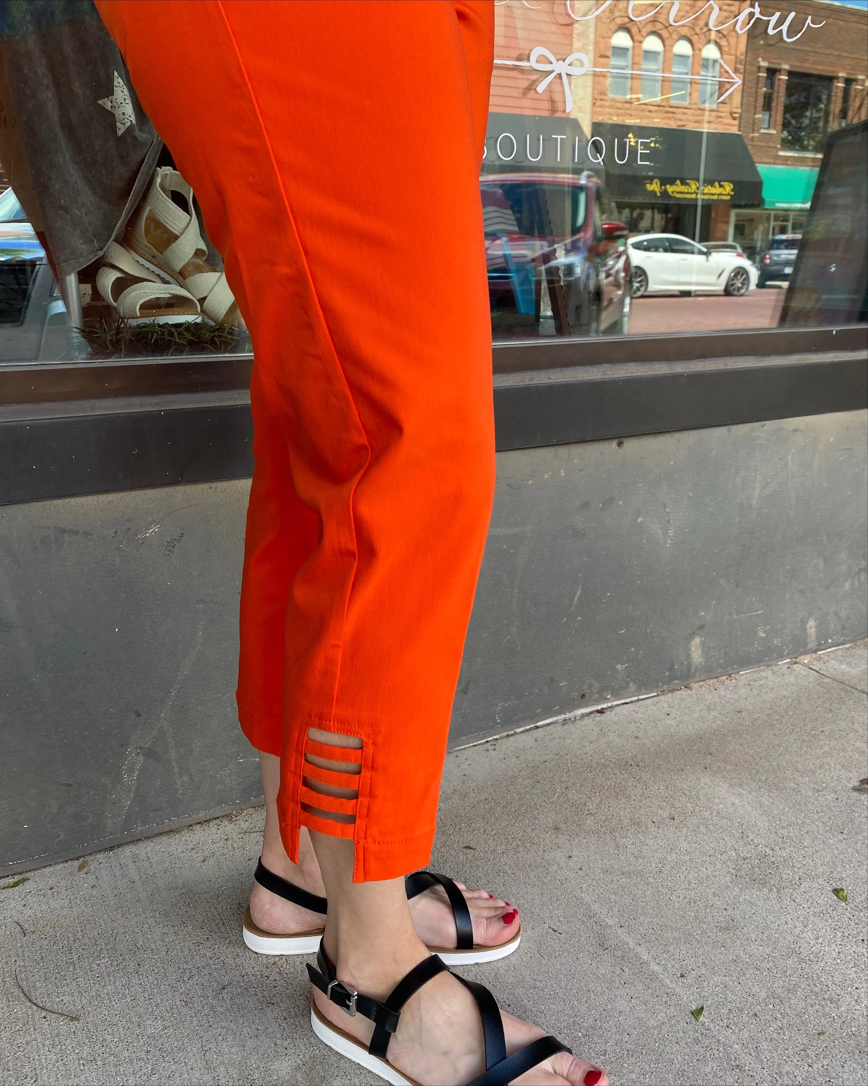 Pull on Capri Pants w Pockets and Strap Hem Vents