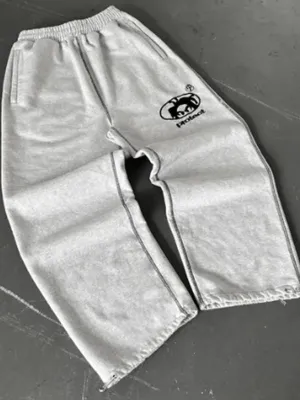Solid-colored sweatpants with vintage print