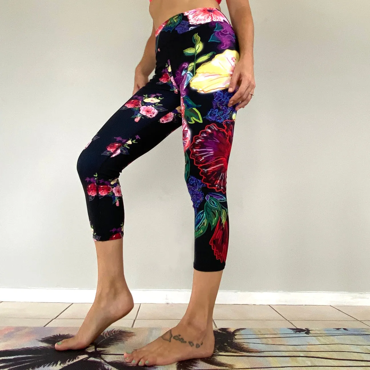 Women's Yoga Capri Pants: Tropical Flower Bouquet in Black